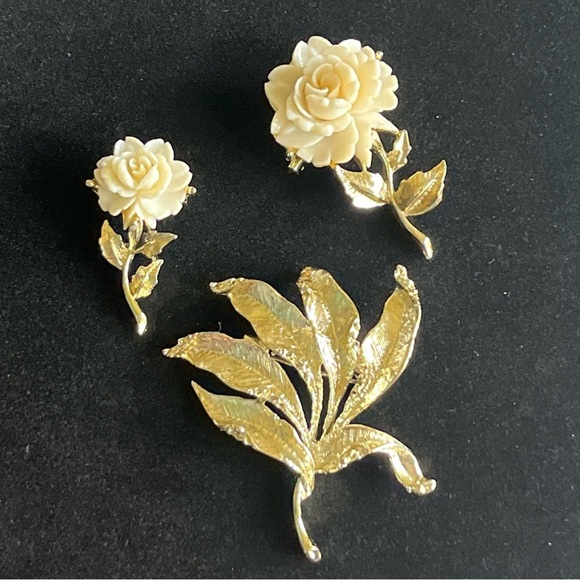 Jewelry - Vintage Carved White Roses And Leaves Brooch Set of 3 ~Gold Tone Metal